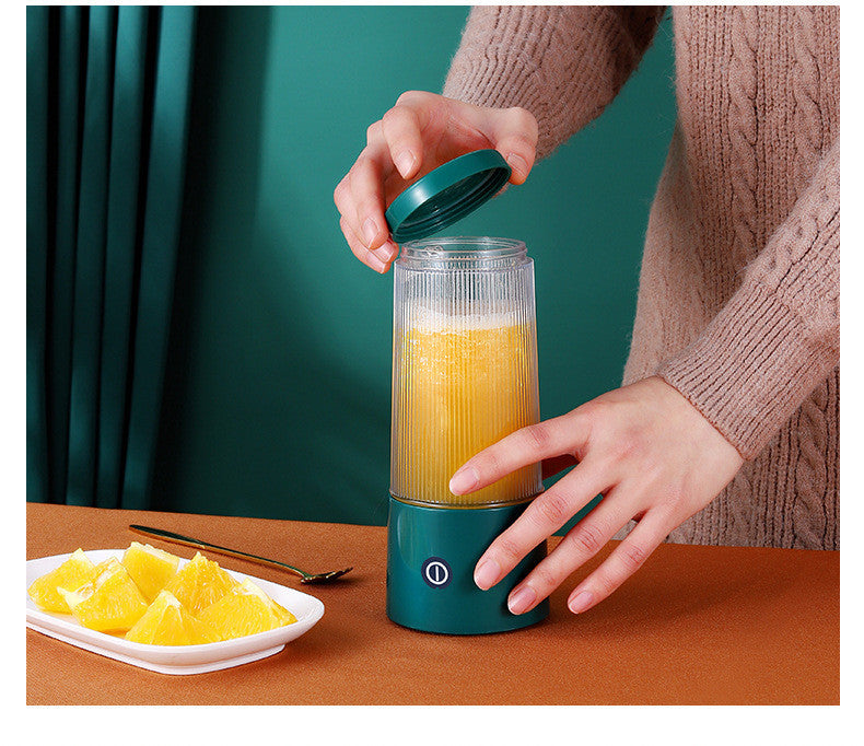 Wiederaufladbarer tragbarer Entsafterbecher, kleine tragbare Fruchtsaftmaschine