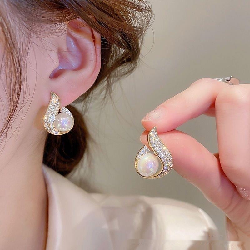 925 Silver Needle Pearl Elegance Retro Flashing Earrings