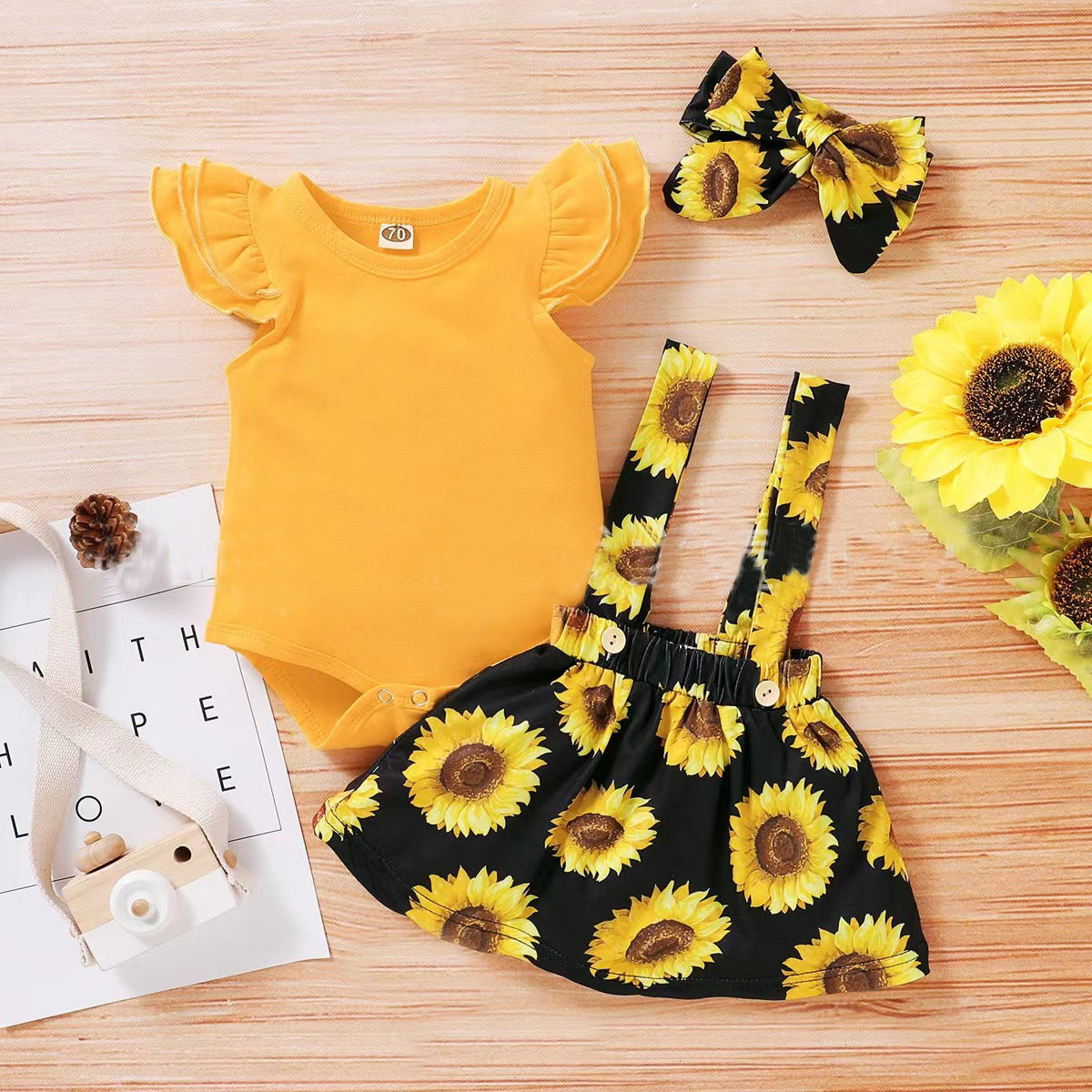Dreiteiliger Anzug mit Sonnenblumen-Druck