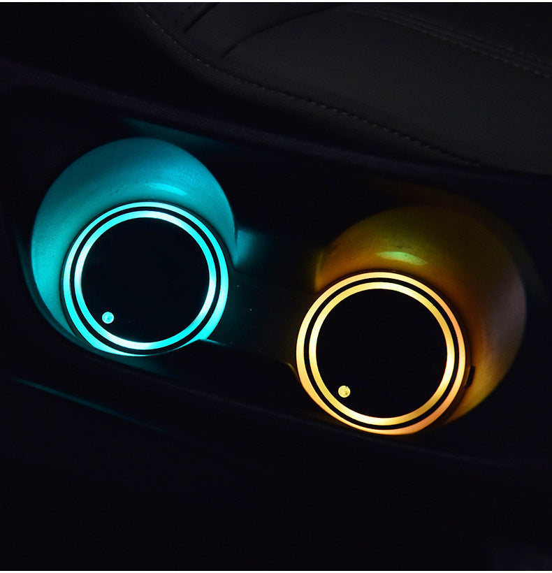 حامل أكواب ملون مزود بإضاءة LED وقاعدة شحن بالطاقة الشمسية وUSB وقاعدة غير قابلة للانزلاق وإضاءة محيطية للسيارة تلقائيًا
