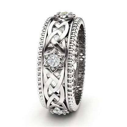 14 Karat vergoldeter weißer Diamantring mit hohlem Muster, Ehering