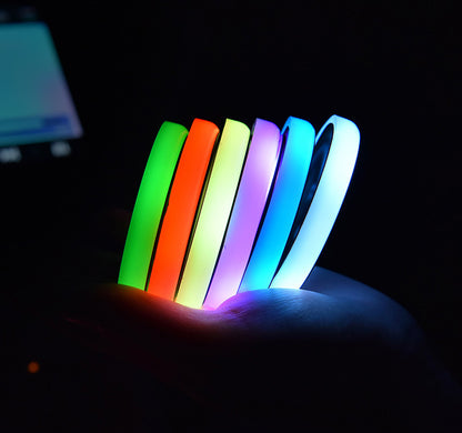 حامل أكواب ملون مزود بإضاءة LED وقاعدة شحن بالطاقة الشمسية وUSB وقاعدة غير قابلة للانزلاق وإضاءة محيطية للسيارة تلقائيًا