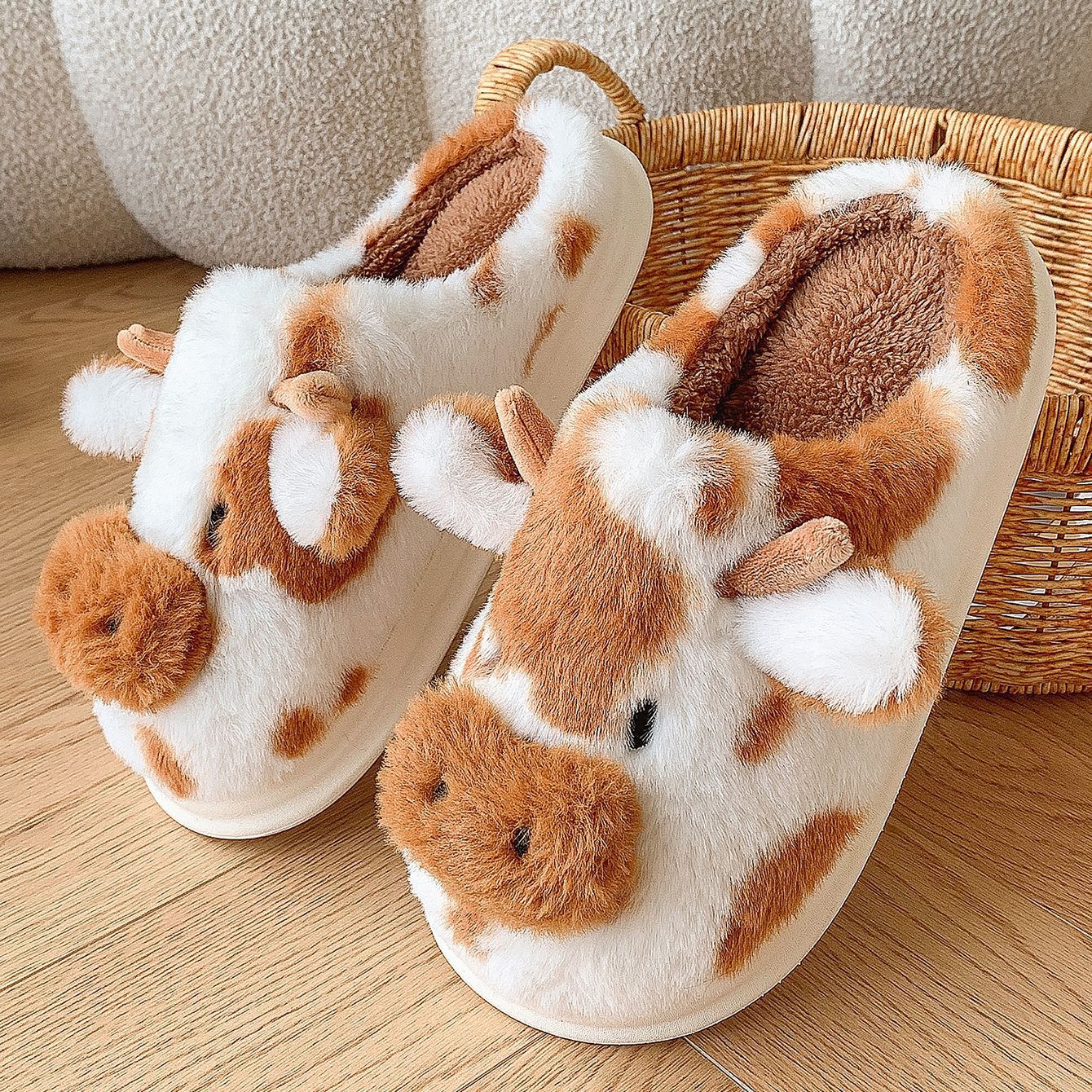 Flauschige Hausschuhe mit Zehenkappe und gefleckter Kuh