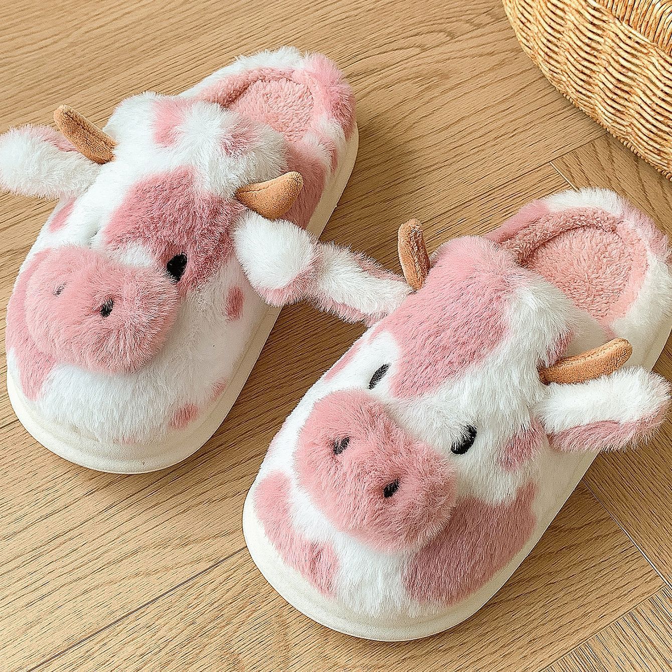 Flauschige Hausschuhe mit Zehenkappe und gefleckter Kuh