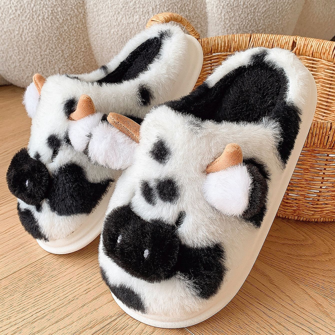 Flauschige Hausschuhe mit Zehenkappe und gefleckter Kuh