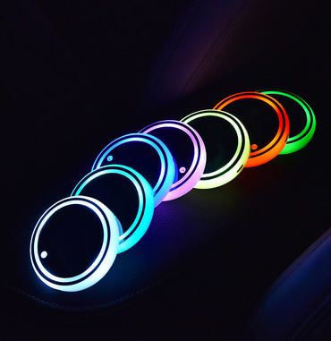 حامل أكواب ملون مزود بإضاءة LED وقاعدة شحن بالطاقة الشمسية وUSB وقاعدة غير قابلة للانزلاق وإضاءة محيطية للسيارة تلقائيًا